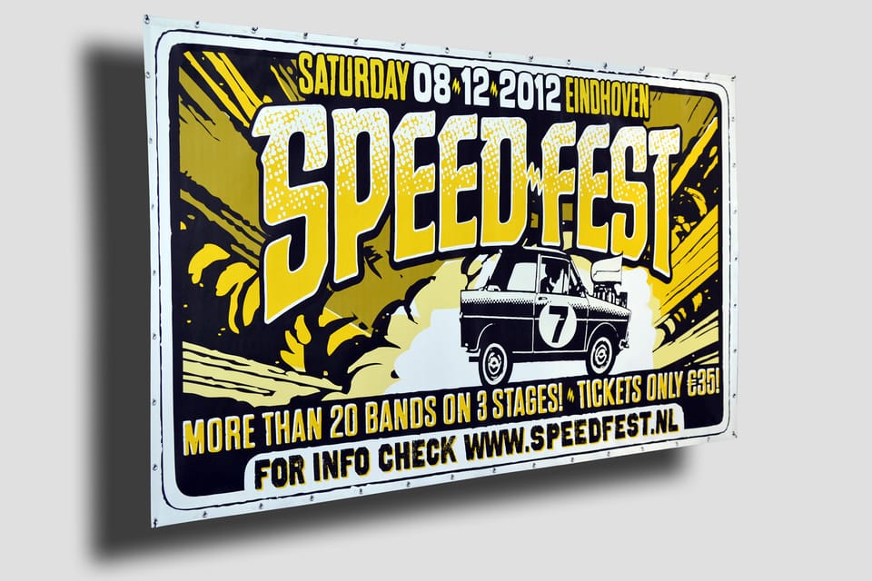 Liggend frontlit-spandoek met een festivalaffiche met een raceauto