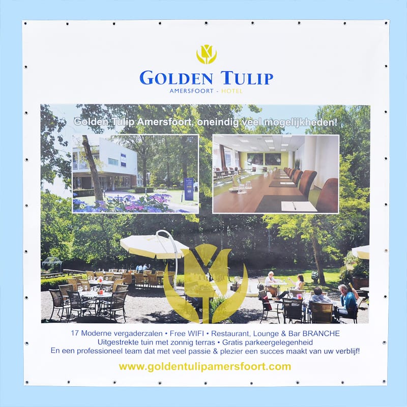 Staand frontlit-spandoek voor een hotel met foto's van terras en vergaderzaal, ringen rondom
