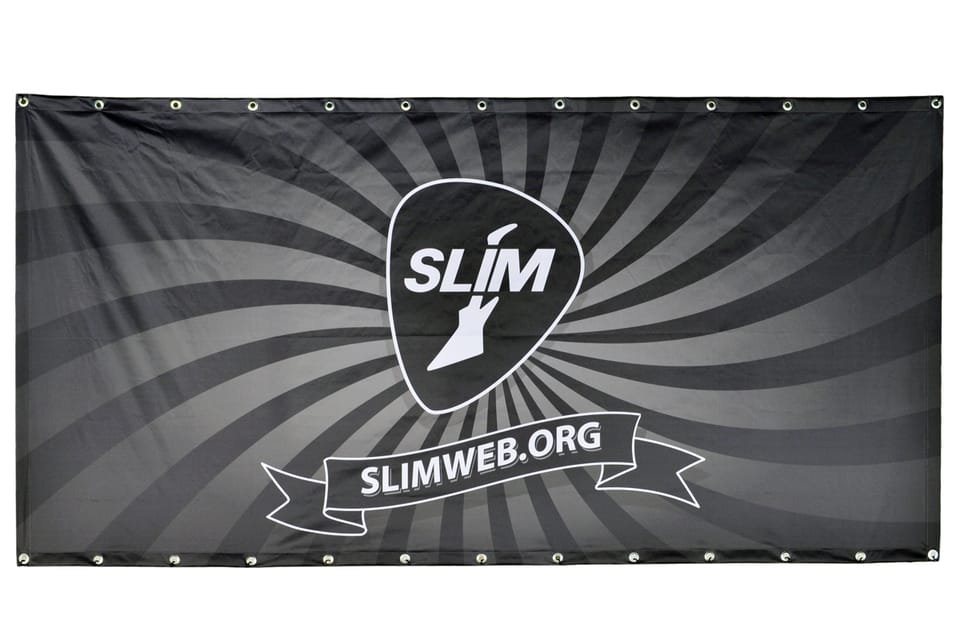 Liggende backdrop met een gitaarplectrum-logo op grijze stralen, ringen rondom
