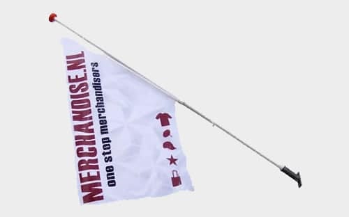 Witte gevelvlag met rood logo aan een schuin geplaatste vlaggenstok