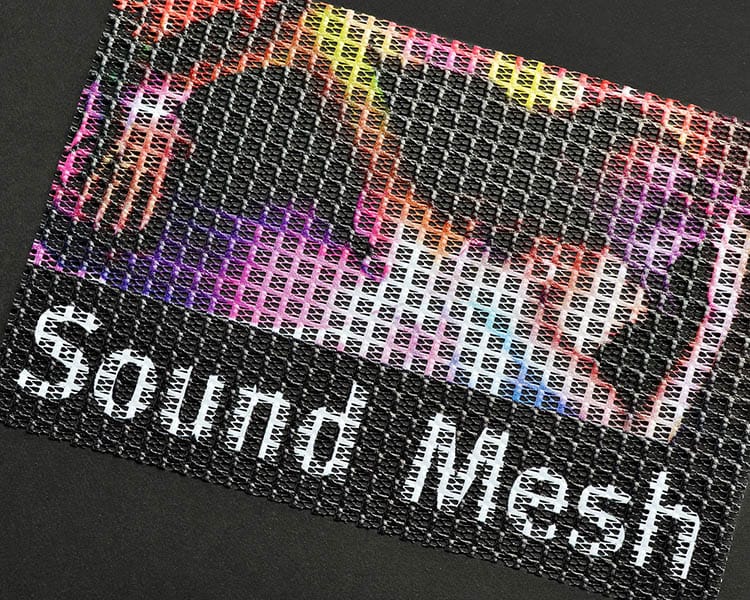 Bedrukt speaker-mesh met open structuur waardoor geluid vrij doorgaat