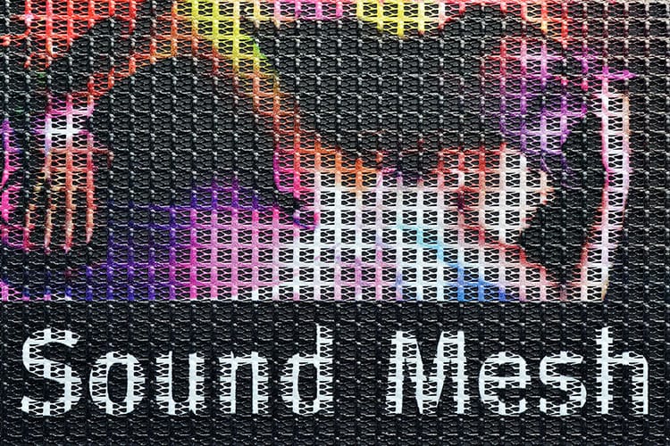 Bedrukt speaker-mesh met witte letters en een kleurrijke afbeelding