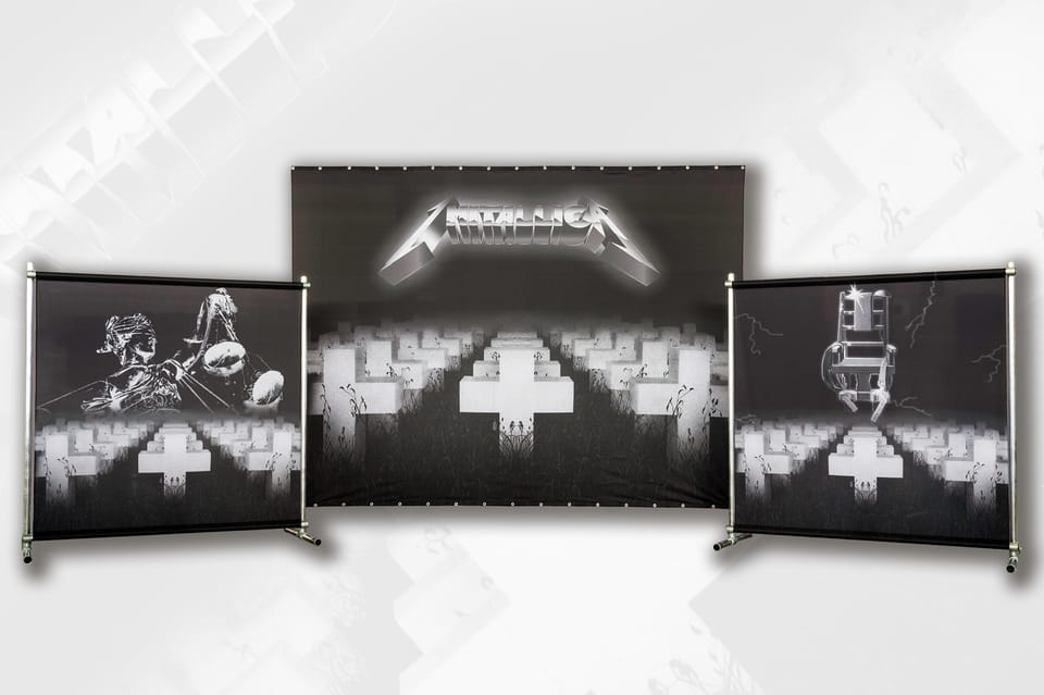 Set van drie stagebanners in frames: een groot middendoek met twee zijdoeken in zwart-wit