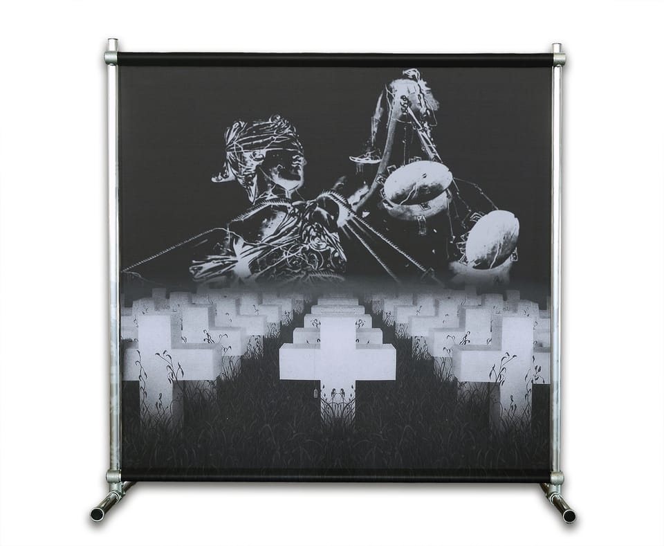 Stagebanner in een buisframe met een zwart-wit illustratie van een geblinddoekte figuur