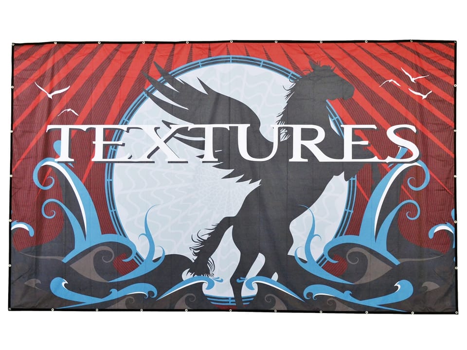 Heavytex-backdrop met een gevleugeld paard en rode stralen, ringen rondom