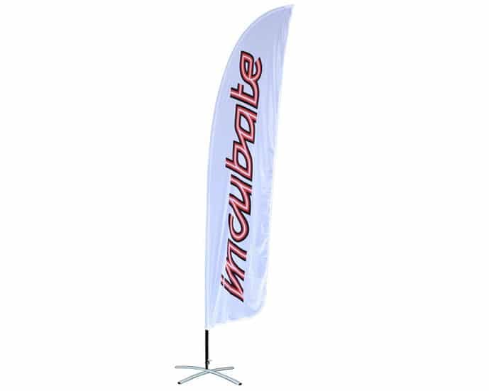 Witte beachflag in veervorm met rode letters op een kruisvoet