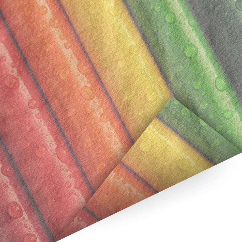 Banen voile in rood, oranje, geel en groen met een omgeslagen hoek die de achterkant toont