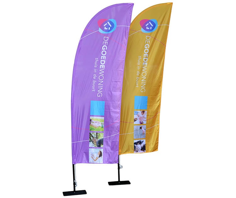 Twee beachflags in paars en oranje met logo en foto's, op kruisvoet