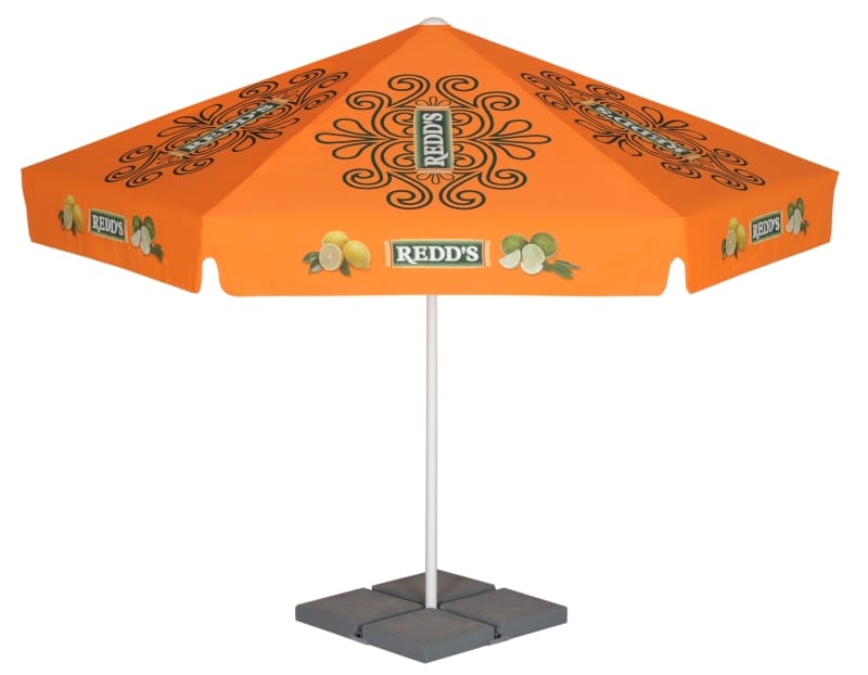 Vierkante oranje horecaparasol met sierprint en logo's, op een voet van tegels