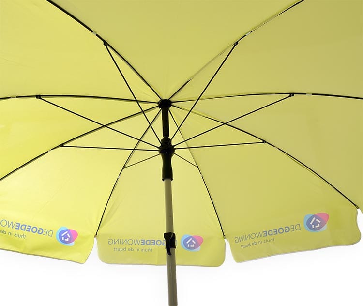 Onderkant van een gele parasol met logo's op de flappen en de baleinen zichtbaar