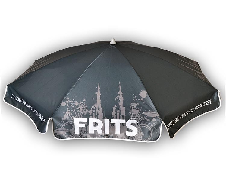 Grijze parasol met stadssilhouet en grote witte tekst, rondom bedrukt met een slogan