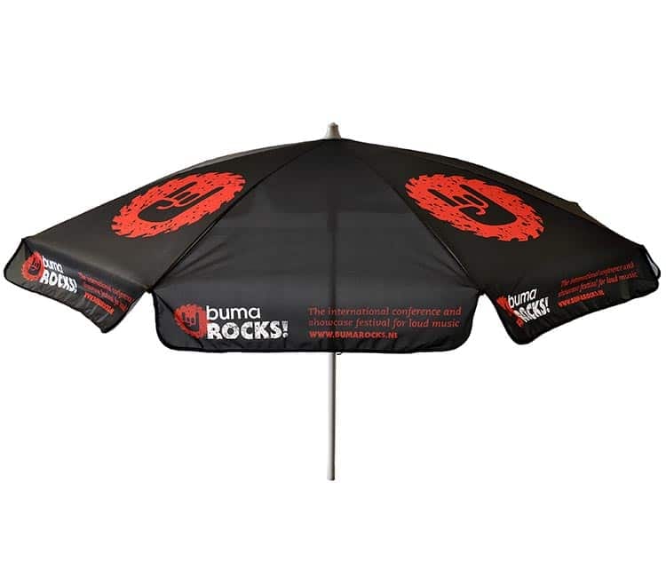 Zwarte parasol met rode logo's op de banen en tekst rondom de rand