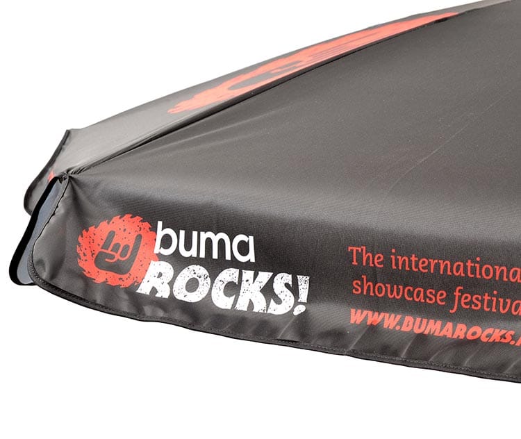 Close-up van een zwarte parasol met logo en tekst in rood en wit op de rand