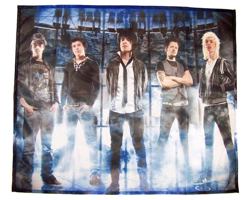 Postervlag met full colour groepsfoto van een band van vijf in rook en blauw licht