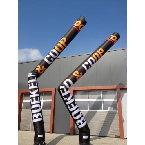 Twee zwarte skytubes met witte en oranje tekst voor een bedrijfspand