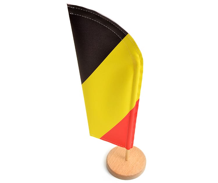 Tafelbeachflag in zwart, geel en rood op een houten voetje