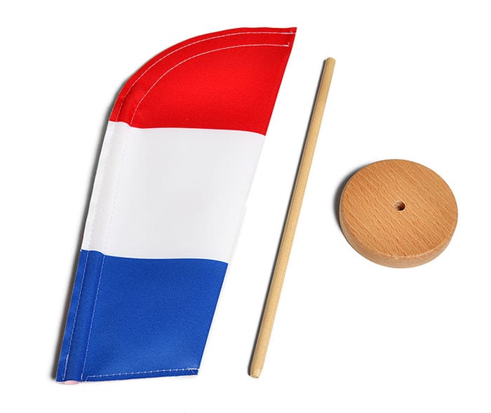 Losse onderdelen van een tafelbeachflag: bedrukte vlag, houten stokje en ronde voet