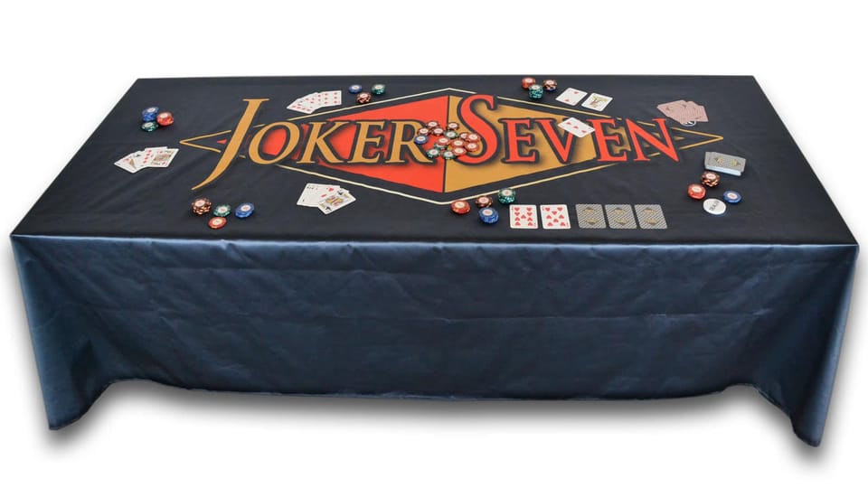 Zwart tafelkleed tot op de grond met full-colour pokerdesign van speelkaarten en fiches op het blad