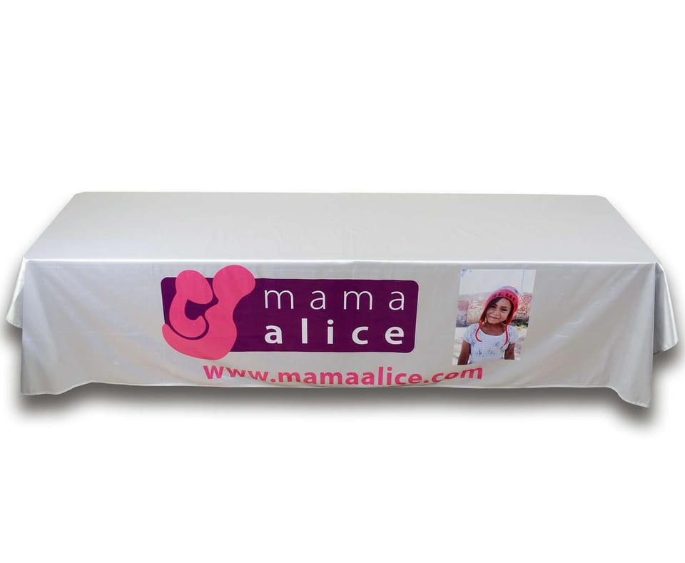 Wit beurstafelkleed met roze logo, foto en webadres over de volle breedte van de voorkant