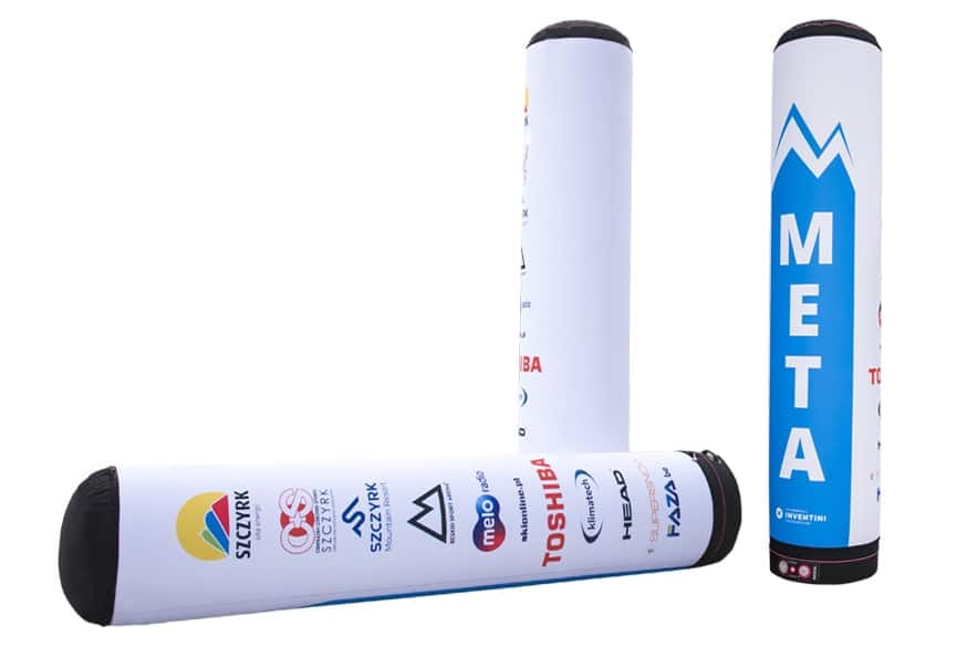 Twee witte opblaasbare reclamezuilen met sponsorlogo's, één staand en één liggend