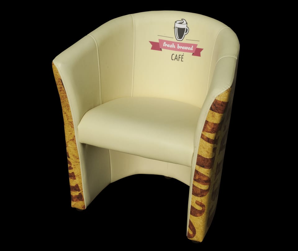 Crèmekleurige kuipfauteuil met logo op de rugleuning en bedrukte zijkanten