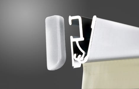 Detail van het klemprofiel waarin het doek van de L-banner vastzit