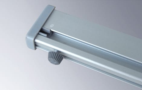 Detail van de aluminium onderbalk van een L-banner