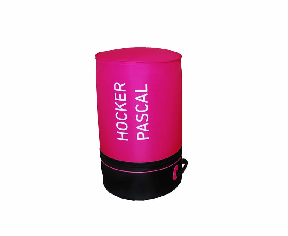 Roze opblaasbare hocker met bedrukte tekst op de zijkant
