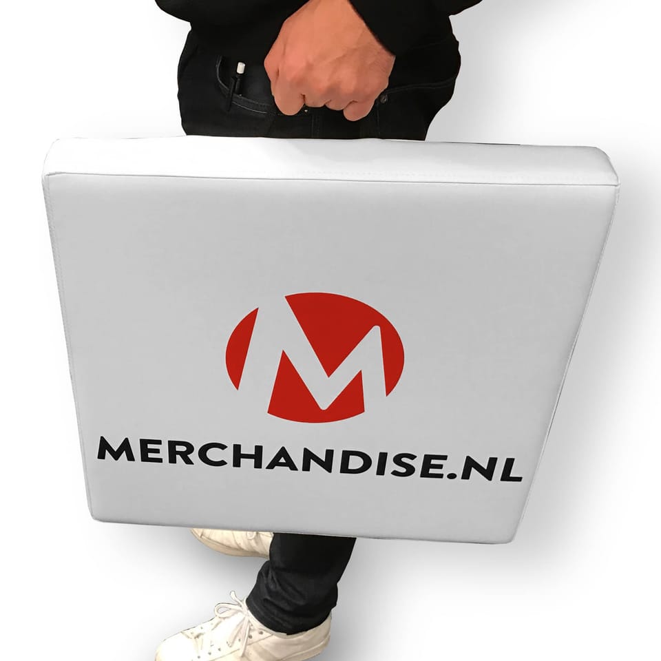 Opgevouwen zitkubus met logo, aan het handvat gedragen
