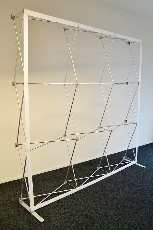 Uitgevouwen harmonicaframe van een pop-up beurswand zonder doek