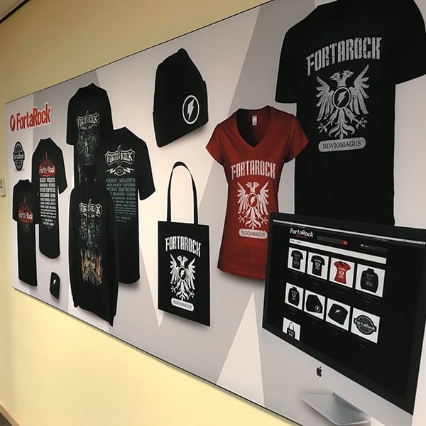 Breed stretchframe met merchandise-ontwerp aan de wand van een kantoor
