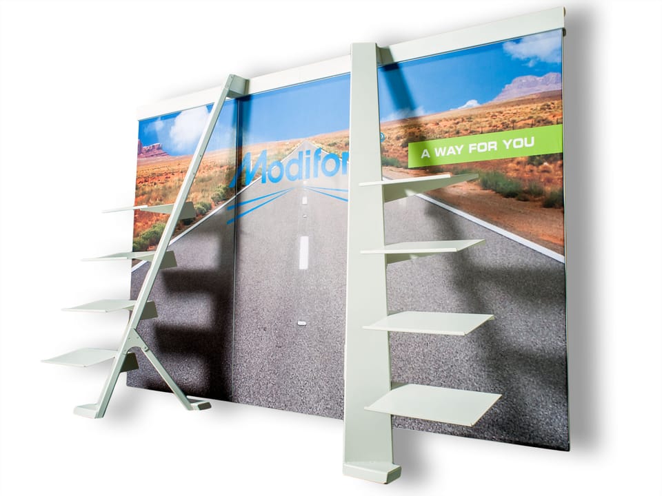 Vrijstaand stretchframe met bedrukt doek en schappen aan beide kanten