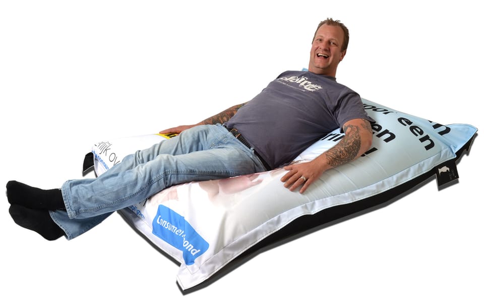 Man ligt ontspannen op een grote full colour bedrukte zitzak